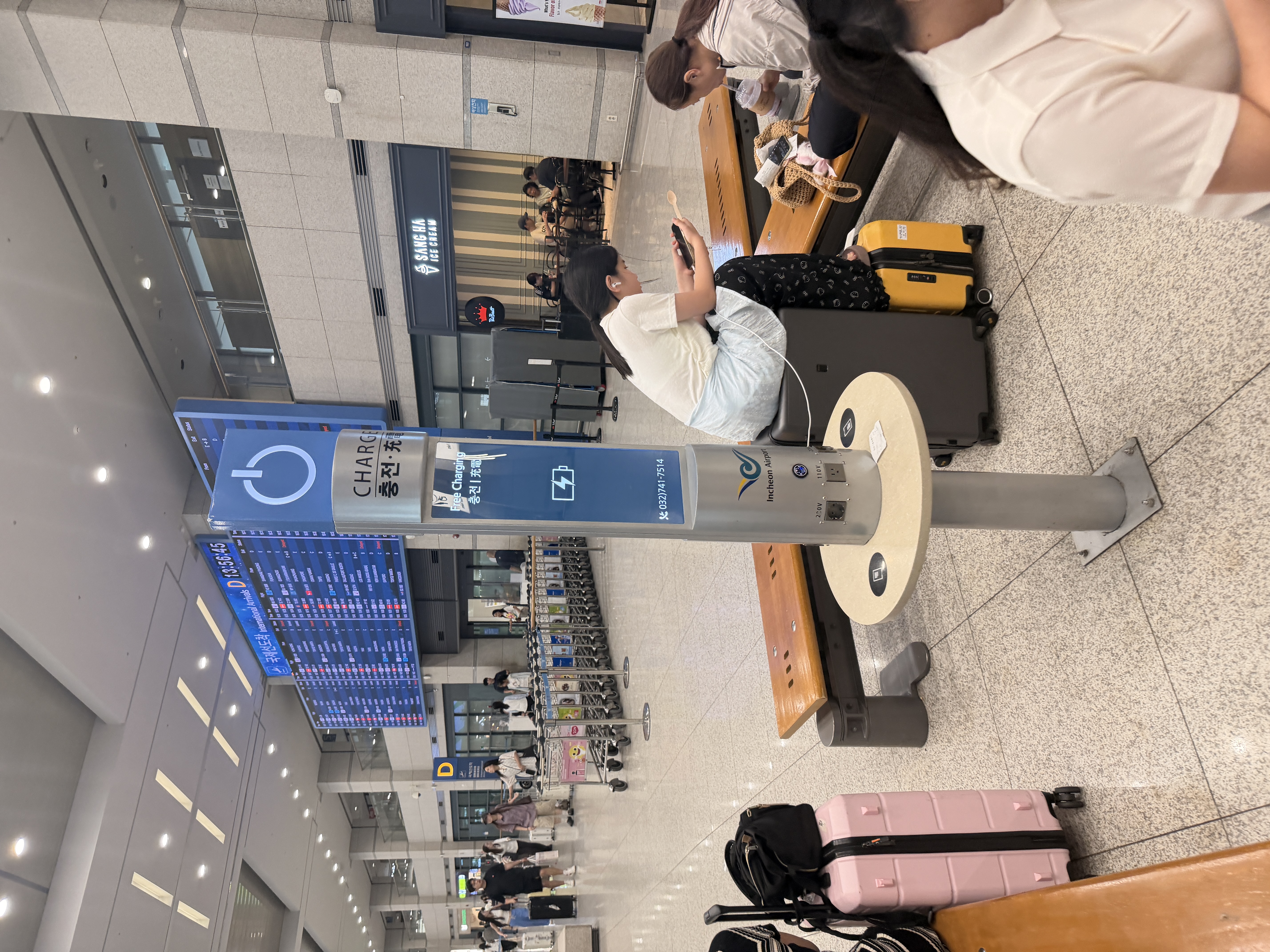 Free charging tower near Gate D at Incheon Airport