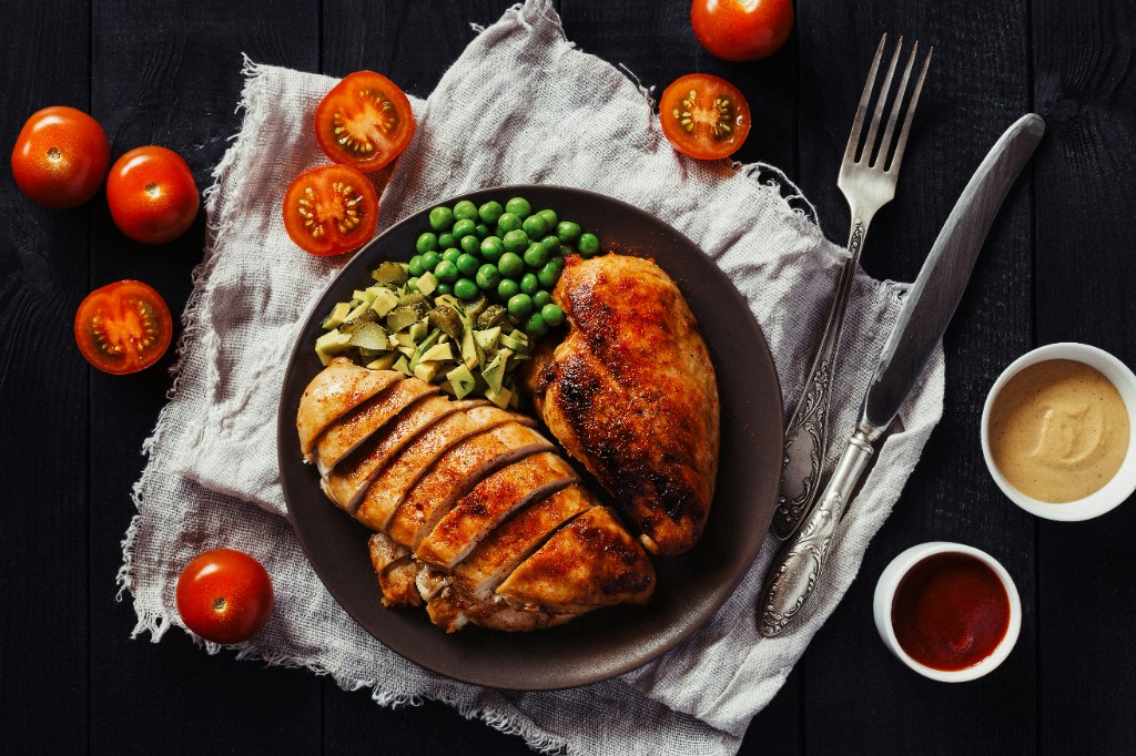 Grilled chicken breast with vegetables — high-protein meals help fullness and muscle support after 40