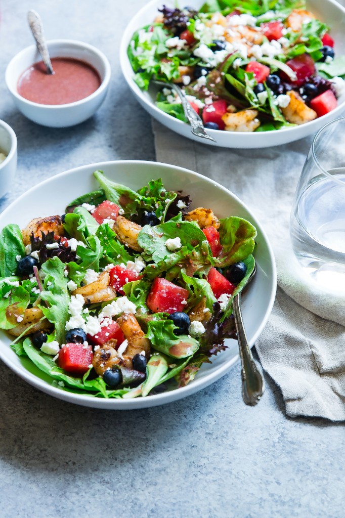 Shrimp salad with greens and fruit — a slow-aging meal balances protein, fiber, and fresh produce